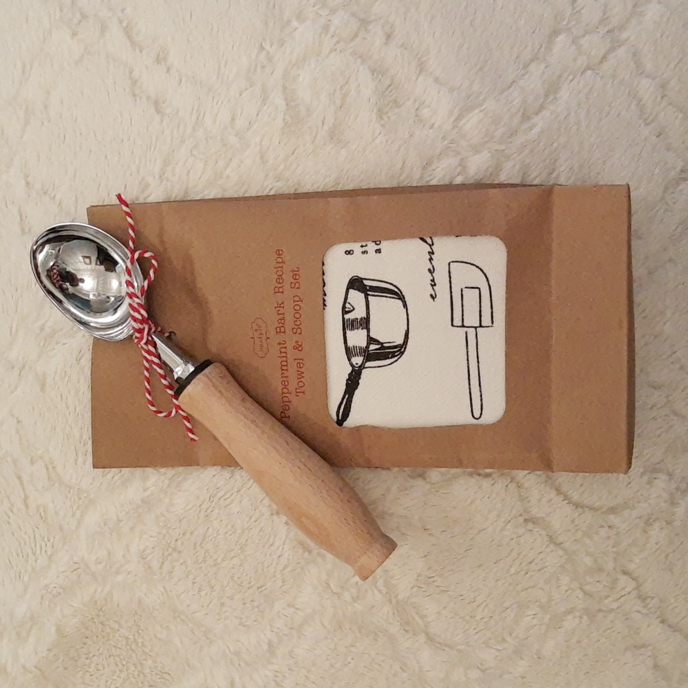Mud Pie Towel & Scoop Set: Peppermint Bark